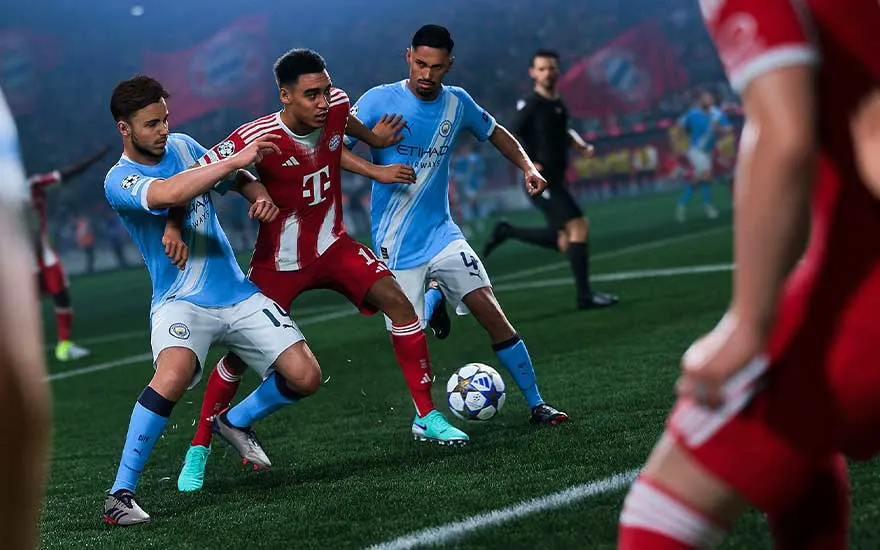 EA Sports FC 27, due difensori del Manchester City contrastano un giocatore del Bayern Monaco
